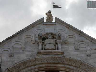 Poco pi� su, una figura enigmatica seduta in una nicchia scruta la piazza con un libro in mano, posta sotto la statuetta di Cristo Redentore. � il �sedente�: forse l�imperatore, il papa o un nobile locale
